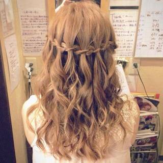11 ขั้นตอน ถักเปียแบบ 'Bomb Waterfall Braid' สวยหวานดั่งเจ้าหญิงเทพนิยาย