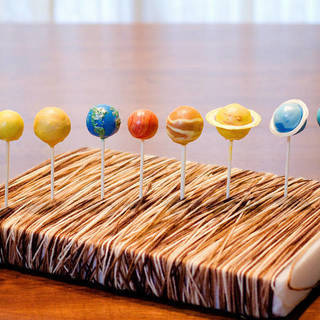 ทำง่าย ไม่ใช้เตาอบ มาทำ "เค้กอมยิ้มลายอวกาศ" (Planet Cake Pops) กันดีกว่า!