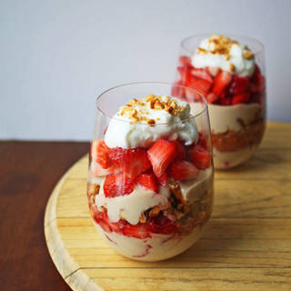 เมนูขนมทำเองง่ายๆ Strawberry Pretzel Parfait