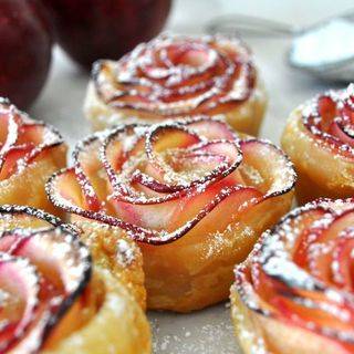 1435833727 1432549793 beautiful rose shaped dessert made with delicious apple slices wrapped in crispy puff pastry2  880