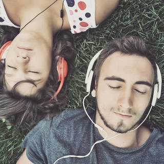 14 เพลงรักน่าแชร์ สำหรับคนมีความรักใน 'หน้าร้อน' นี้