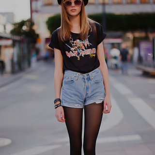 เสื้อยืดลายร็อคเเฟชั่นยุค 90s ที่สาวๆ ยุคนี้ต้องมีไว้ติดตู้