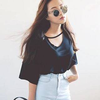 25 สไตล์ชิลล์ๆ แฟชั่นเสื้อคอวี เรียบง่าย ใส่แล้วดูผอมเพรียว