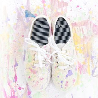 1469608573 1467958327 diy paint splatter shoes 14