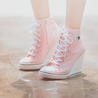 Cute Sneakers ของสาวๆ วัยใส ที่ต้องมีไว้คู่กาย