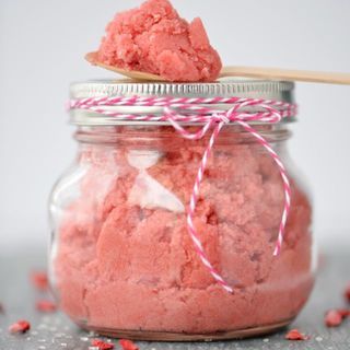 หอมหวานอยากชิม Strawberry Sugar Scrub ขัดมือก็ได้ขัดตัวก็ดี