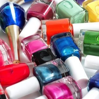 DIY ทำยาทาเล็บเองได้ง่ายๆ แค่ใช้อายแชโดว์หรือผงสีพิกเมนต์