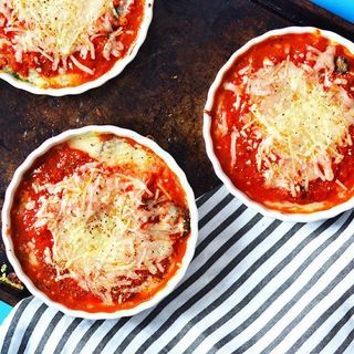 Guilt-Free Pizza Bowls เมนูสุดเก๋ จับพิซซ่าไร้แป้งมาใส่ชาม