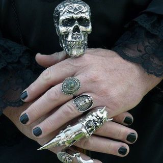 27 เครื่องประดับสไตล์ Gothic ที่ทั้งสวย ทั้งหลอน ลึกลับ