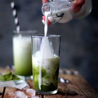 สูตรเครื่องดื่ม Iced Coconut Matcha Latte ชาเขียวนมมะพร้าว ถูกใจคนรักชาเขียว