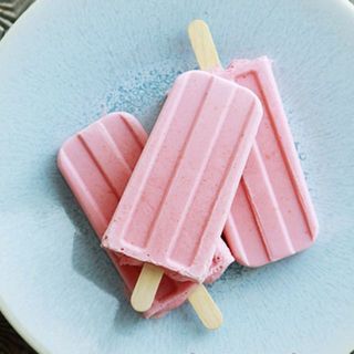 'STRAWBERRY AND CREAM POP' ไอติมแท่งทำง่ายๆ หวานหอมถูกใจ