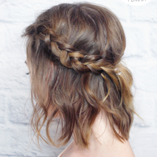 ทรงผมสั้นสวยๆ ถักเปียสไตล์เจ้าหญิง "Messy braided crown"