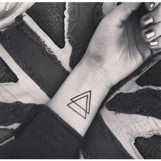 20 รอยสักรูปสามเหลี่ยมแบบคูลล์ๆ Triangle Tattoo