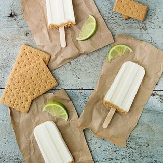'Key Lime Pie Popsicles' ไอศกรีมแท่งรสพายมะนาว อร่อยถูกใจ!