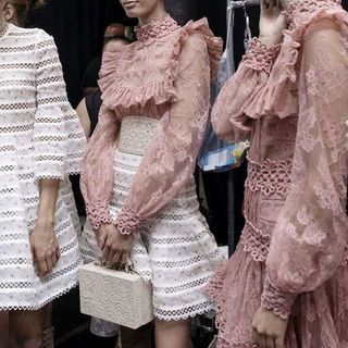 รวมเทรนด์กระเป๋าเก๋ๆ ในงาน New York Fashion Week 2016