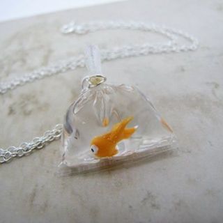 แนวสุดๆ กับไอเดียจี้ห้อยคอ "Fish in a Bag"