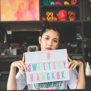 สาวหวานหลบไป มาพาสาวเปรี้ยวโพสภาพแนว Candid กับร้านกาแฟสุดแซ่บ
