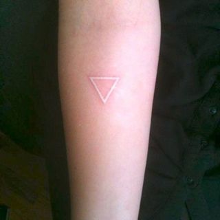 15 รอยสักแบบ 'White Ink Tattoo' สวย แซ่บแบบซ่อนแอบ