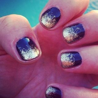 วิธีเพ้นท์เล็บแบบ 'Gradient Nails' ลายกากเพชรแสนสวย