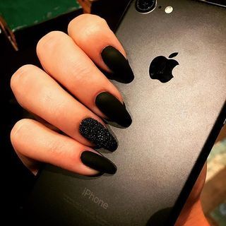 รวมไอเดียเล็บ "สีดำ" สวย มีสไตล์ จาก Instagram ที่สาวๆ ต้องลอง