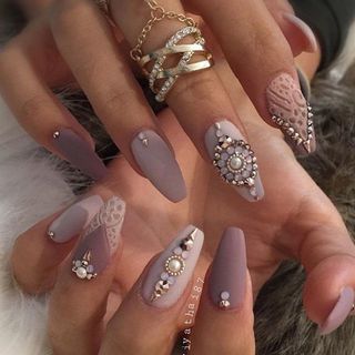 สาวหรูไม่ควรพลาด! กับไอเดียแต่งเล็บให้ดูหรูด้วย "RHINESTONE NAIL"