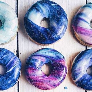 Cr. รวมไอเดียขนมหวานสี "Galaxy" สุดฟรุ้งฟริ้งง ที่สวยจนไม่กล้าทาน !!
