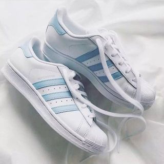 มินิมอลหนักมากรวมแฟชั่นรองเท้าผ้าใบสีขาวฟ้าสุดฮิปจากAdidas