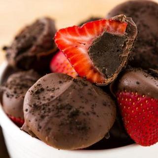 Strawberry Chocolate Oreo Truffles ขนมอร่อยทำง่ายๆ ใช้ส่วนผสมแค่สี่อย่างเท่านั้น