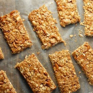 Crispy Honey Nut Granola Bars สูตรทำขนมขบเคี้ยวยามท้องว่าง อร่อยง่ายได้คุณค่าจากธรรมชาติ