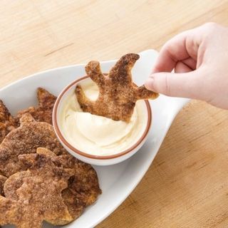 Cinnamon Sugar Crisps & Cream Cheese Dip ขนมกรอบรสเด็ด หอมฟุ้งกลิ่นอบเชย