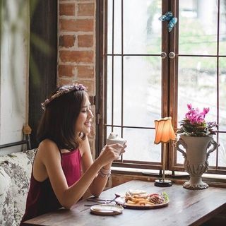 เอาใจสายหวาน! รวมท่าโพสน่ารักๆ ในร้านกาแฟสุดชิค เห็นแล้วต้องรีบไปเยือน