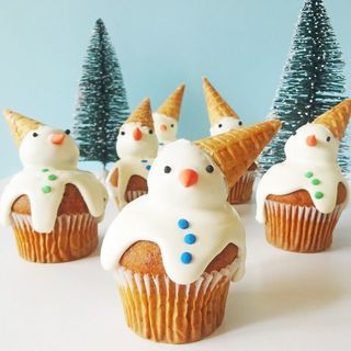 Snowmen Cupcakes คัพเค้กตุ๊กตาหิมะ แสนมุ้งมิ้ง ทำง่ายๆ แถมหน้าตาน่ารักซะไม่มี