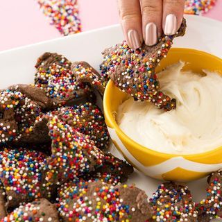 Chocolate Funfetti Nachos ขนมกินเล่นสูตรเด็ด ได้รสชาติของช็อกโกแลตเต็มๆ