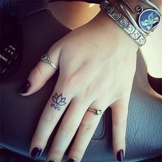 โบกนิ้วสวยอวดรอยสักสุดเจ๋งด้วยไอเดีย Finger Tattoos กันเถอะ