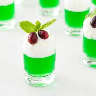 Festive Mistletoe Jello Shots ขนมเยลลี่ฉบับผู้ใหญ่ อร่อยง่ายสำหรับวันคริสต์มาส