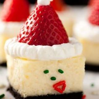 Santa Hat Cheesecake Bites ,, ขนมน่ารักต้อนรับเทศกาลคริสต์มาส