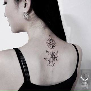 รวม 20 ไอเดีย ลายสักดอกไม้ สไตล์ขาวดำสวยเท่ชิคปัง