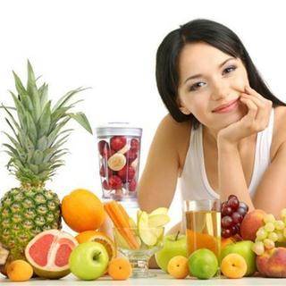 1438773134 1430565360 girl with fresh fruits