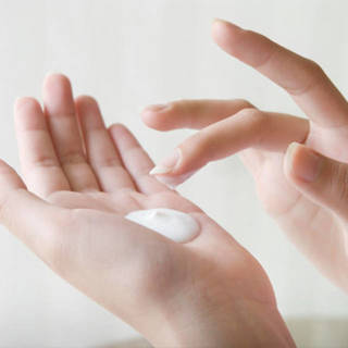 1439459128 1436158120 woman applying hand lotion
