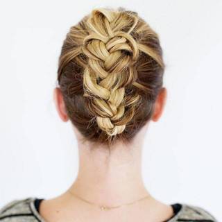 ถักเปีย 'Tucked Braid Updo' ทรงผมเปียจีบสไตล์หวานออกงานได้
