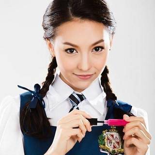 รวมแฟชั่นสไตล์สาว 'คาริสา Queen B' จาก Gossip Girl Thailand