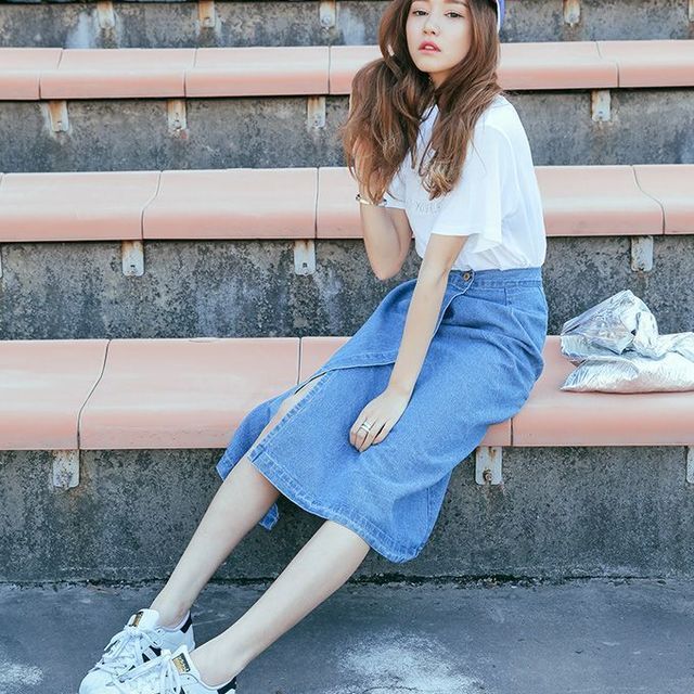 Denim midi outfit with shirt and sneakers
