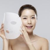 Icon chinese girl use facial mask