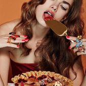 Icon model eating pie woman