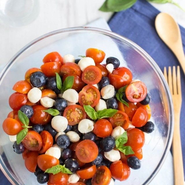  Red, White and Blueberry Caprese Salad เมนูสลัดสุดง่าย แค่ใช้ห้าอย่างเท่านั้น