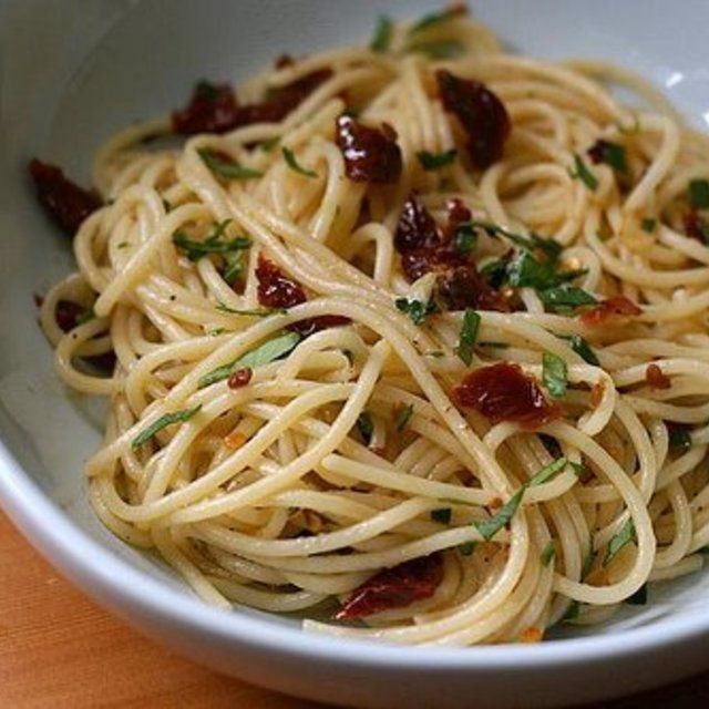 Spaghetti aglio e olio with sundried tomatoes