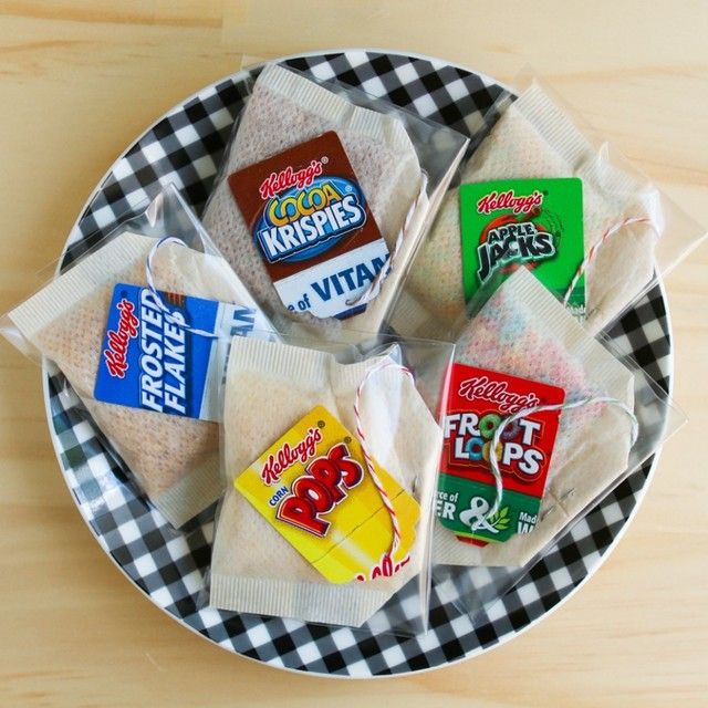 Cereal tea bags on gingham plate4 1024x1024
