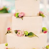 Icon white weding cake with pink flowers