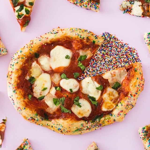 Funfetti Pizza เมนูพิซซ่ารูปแบบใหม่ เกล็ดน้ำตาลหลากสี รับประกันความเริ่ดขั้นสุดยอดจริงๆ!!
