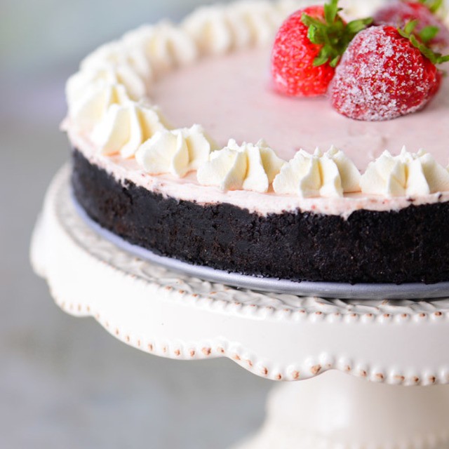 No bake strawberry chocolate cheesecake